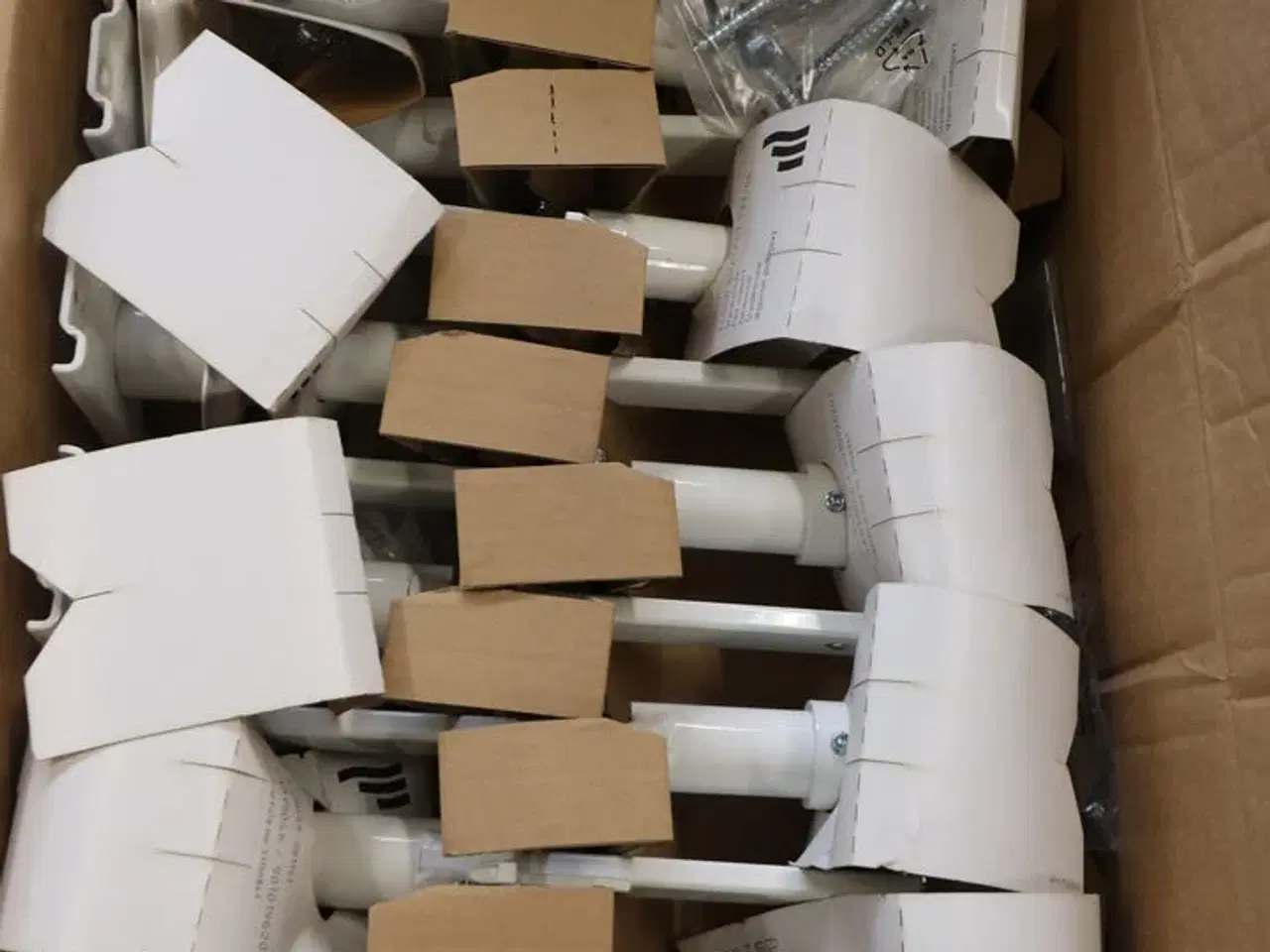 Billede 3 - 40 stk Gulvbeslag for radiatorer.