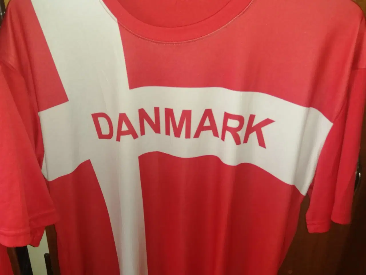 Billede 2 - 2 STK. DANMARK TSHIRT, STR. L OG XL, I FLOT STAND