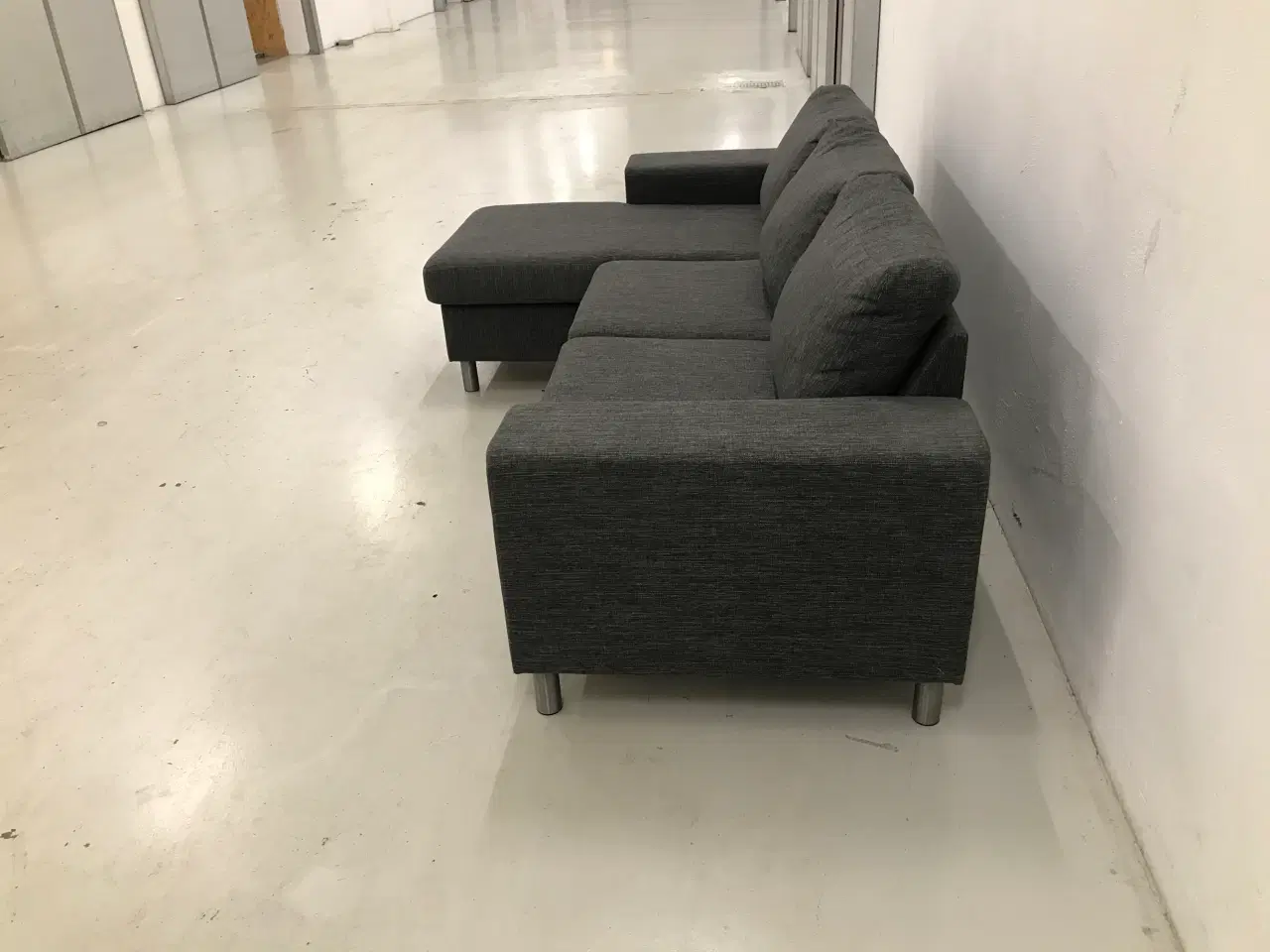 Billede 6 - Chaiselong sofa m/vendbar chaiselong mørke grå.