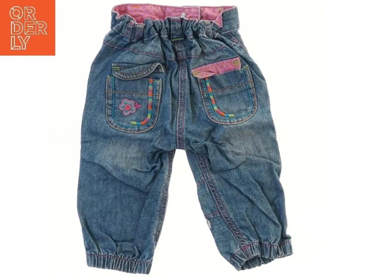 Billede 2 - Børnejeans med broderede blomster (str. 92)