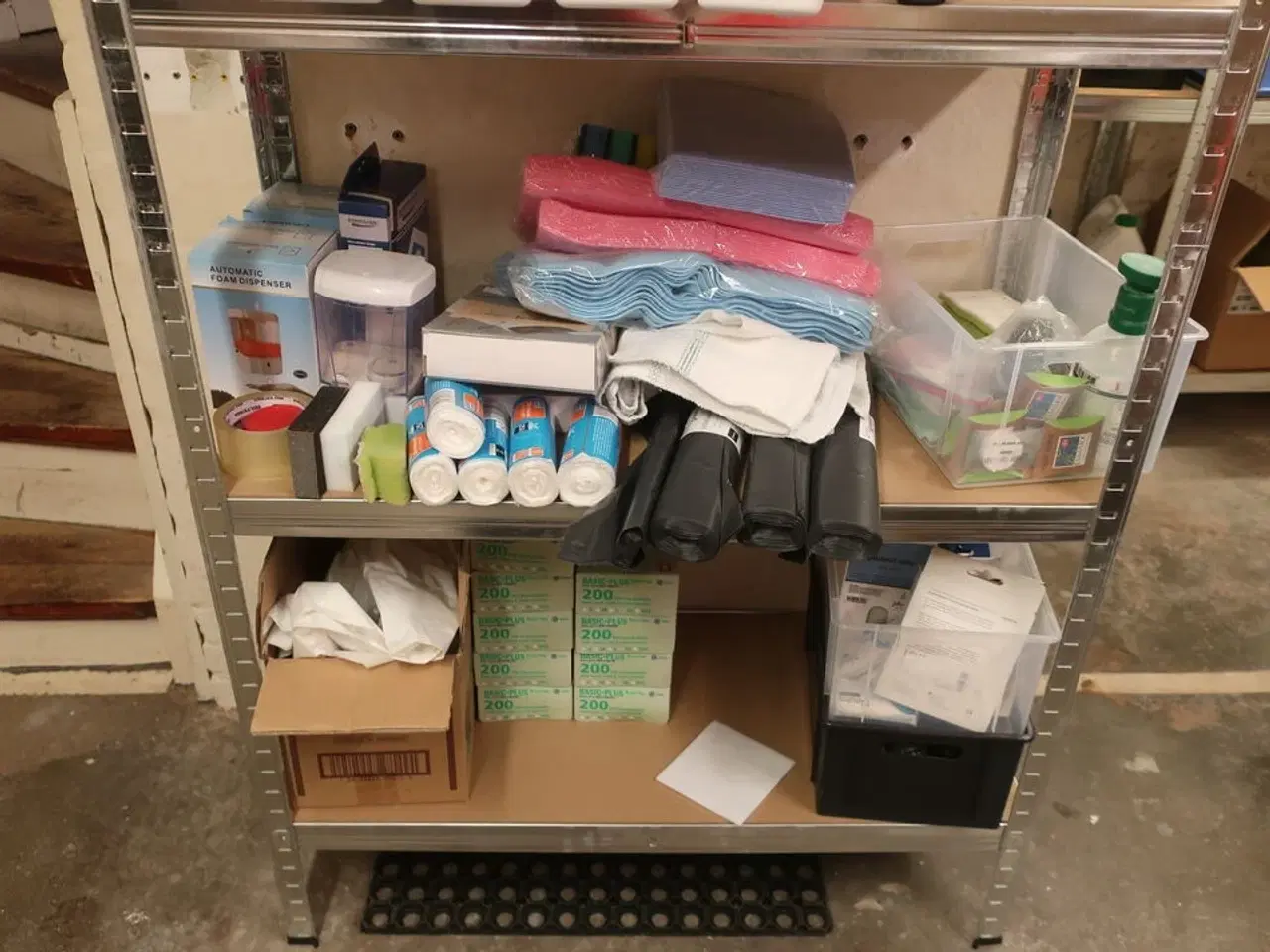 Billede 4 - 3 stk. reoler med indhold