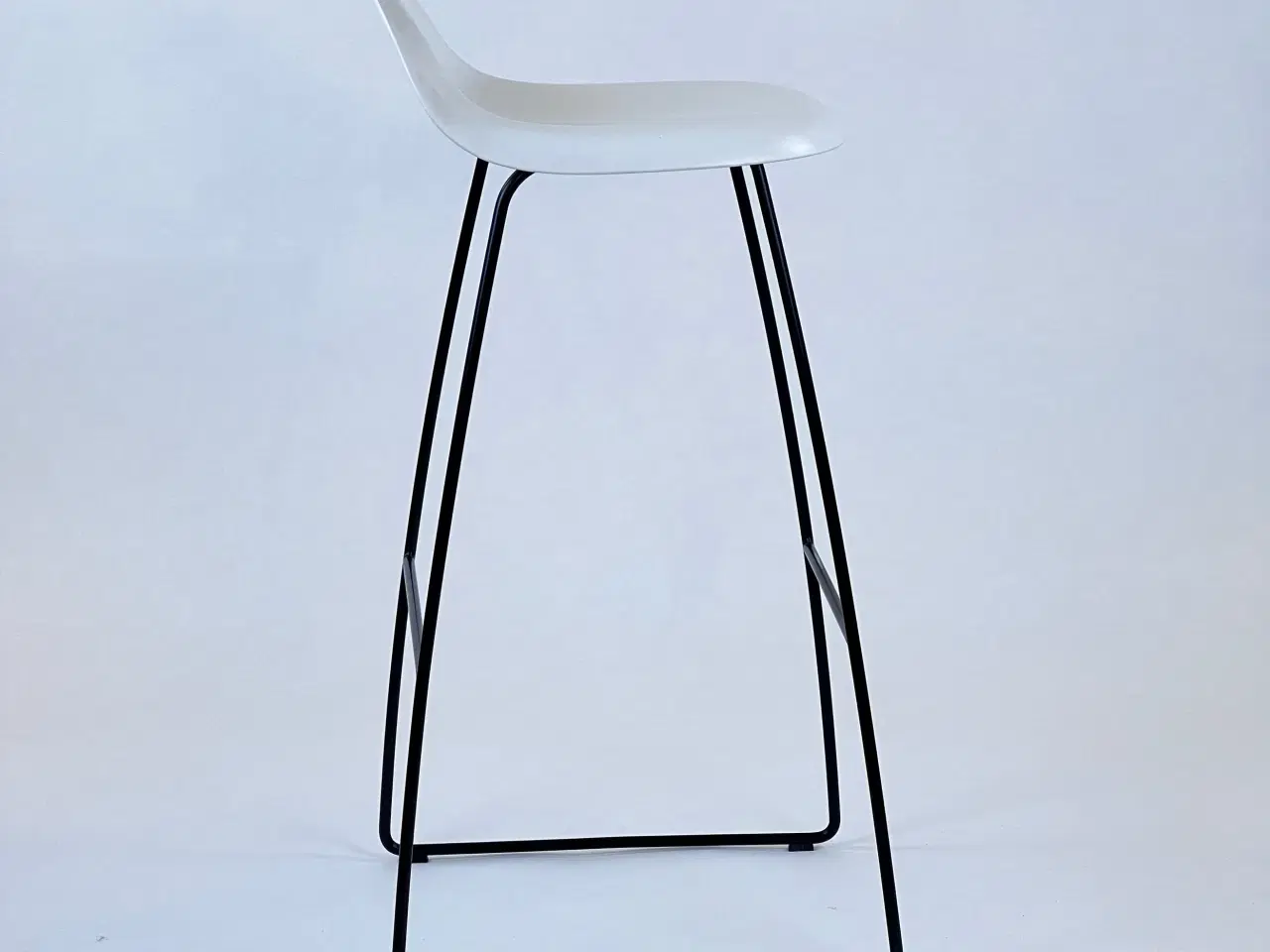 Billede 8 - GUBI | 3D Barstol - Sledge Base Hvid/Sort ben