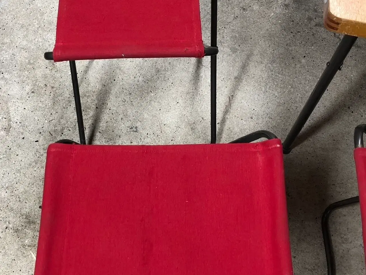 Billede 2 - Retro campingbord med 4 røde klapstole