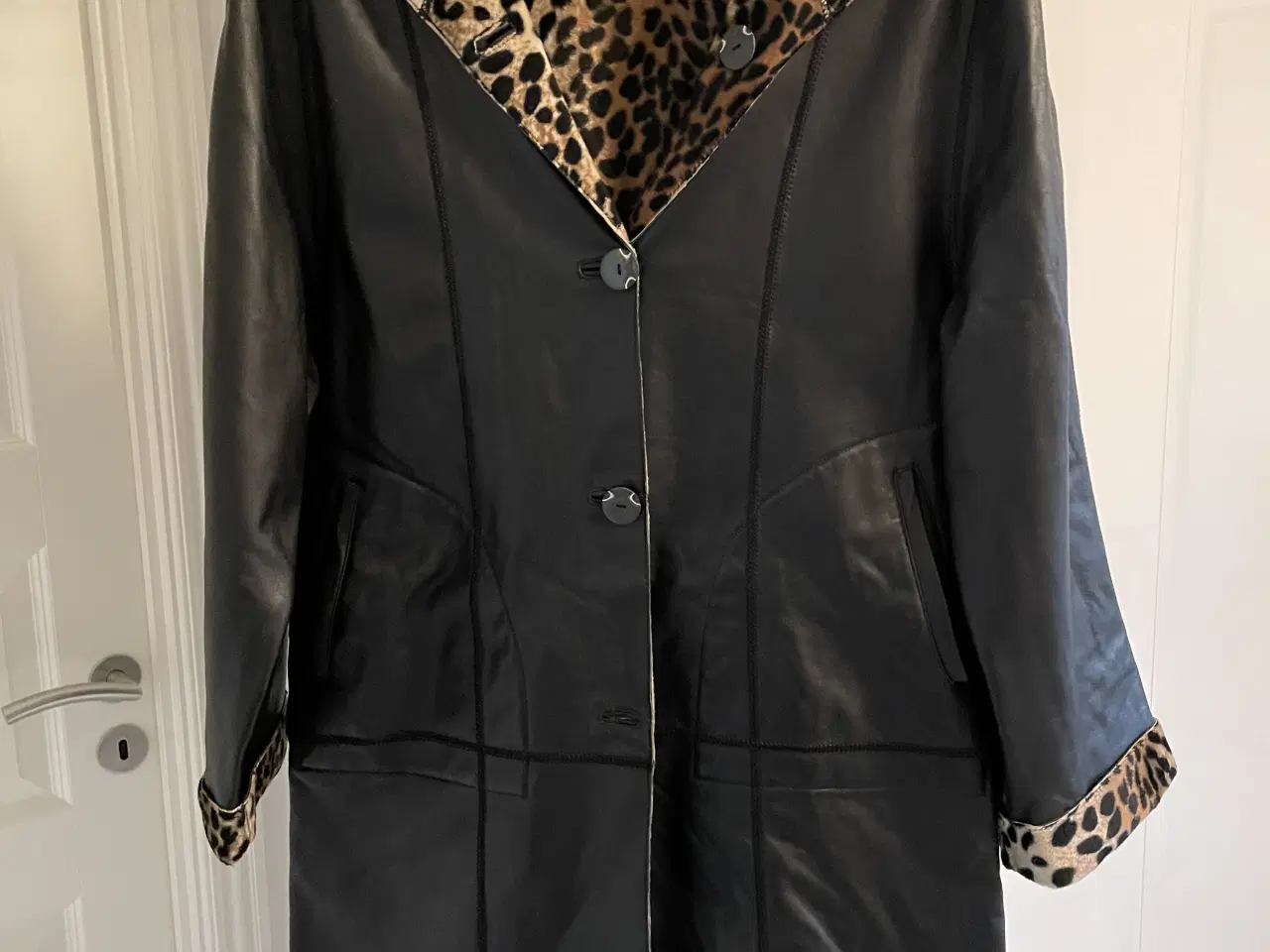 Billede 1 - Vendbar skindjakke sort skind / Leopard