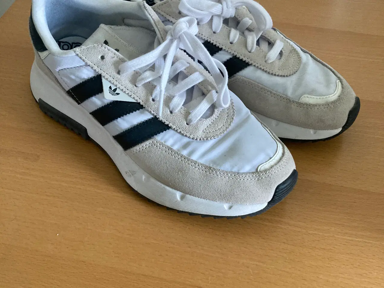 Billede 1 - Adidas sko hvide.  Næsten nye.