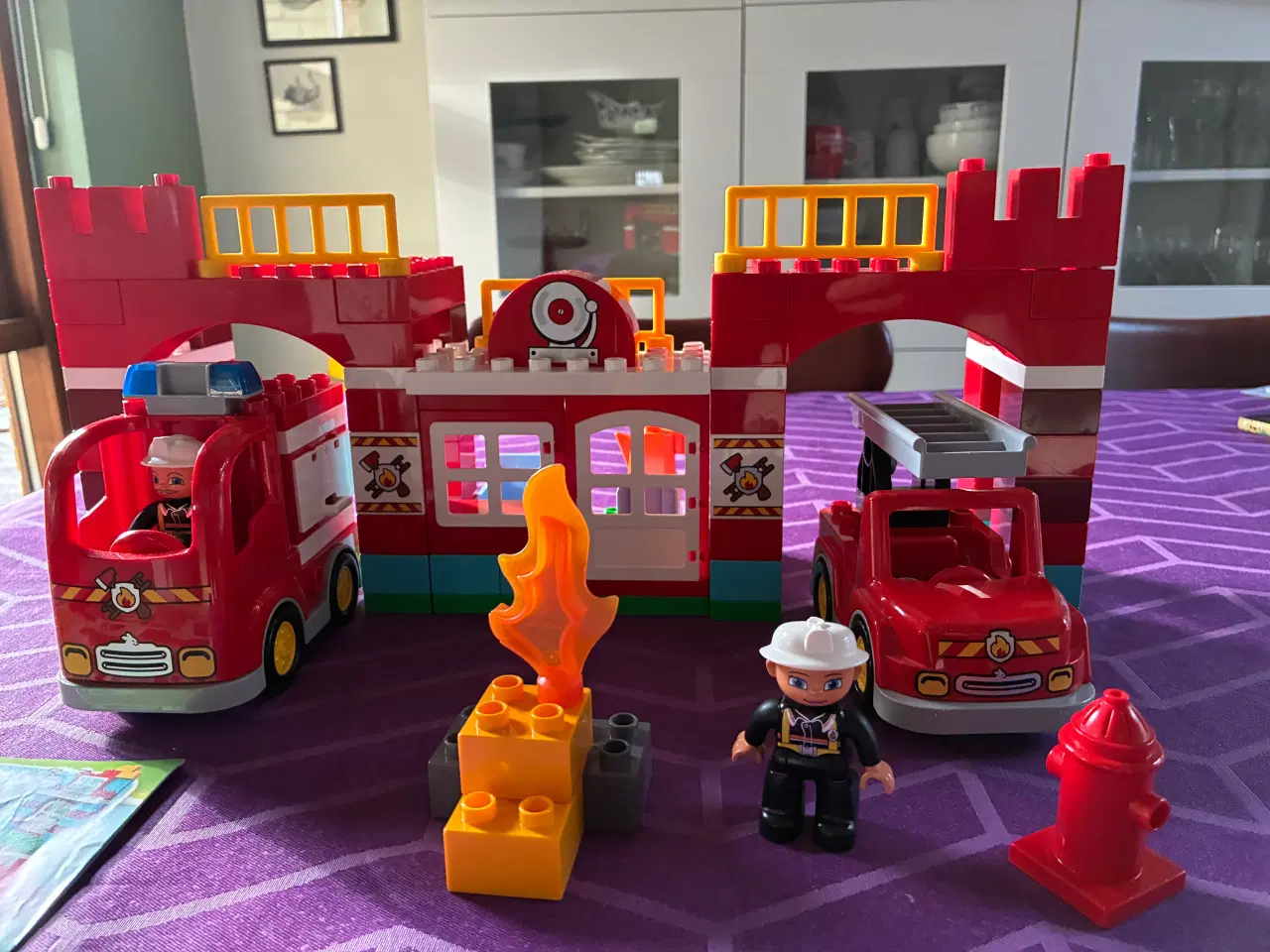 Billede 5 - Duplo brandstation med 2 biler og 2 figurer