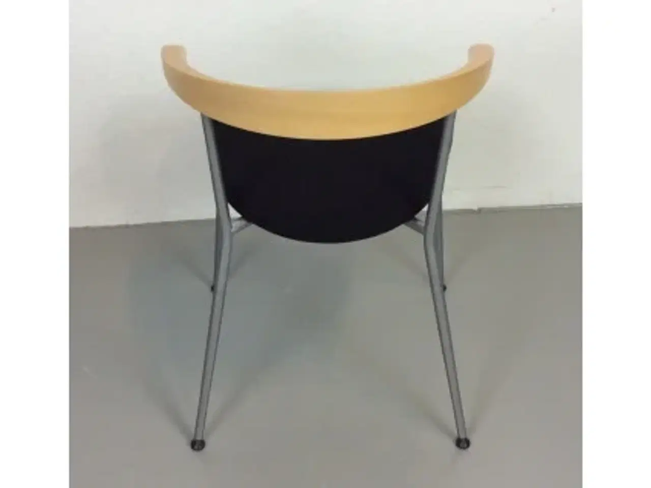 Billede 3 - Efg bondo konferencestol med sort polstret sæde, grå stel, bøge ryglæn med lille armlæn