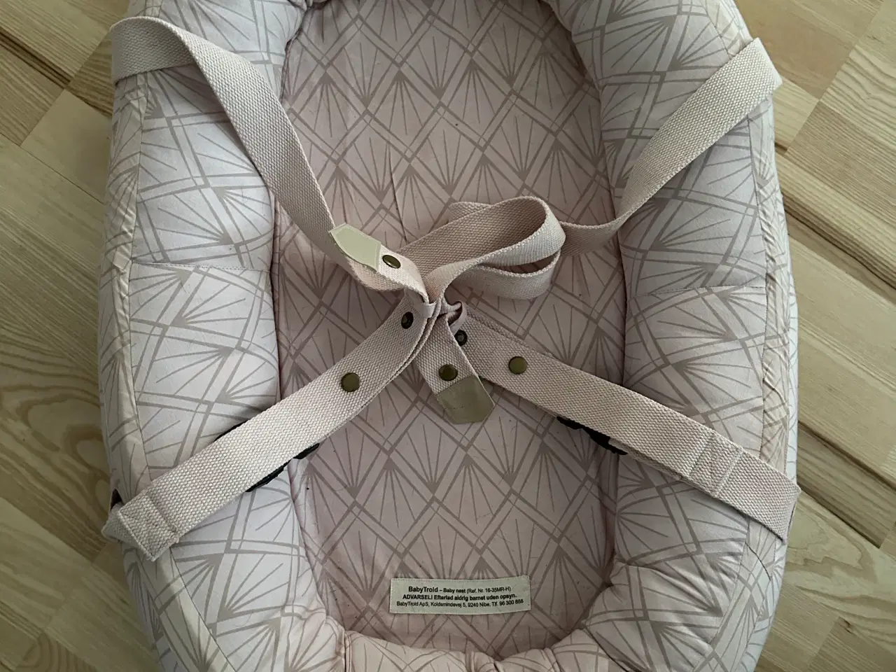 Billede 1 - Meget pæn og velholdt lyserød babynest