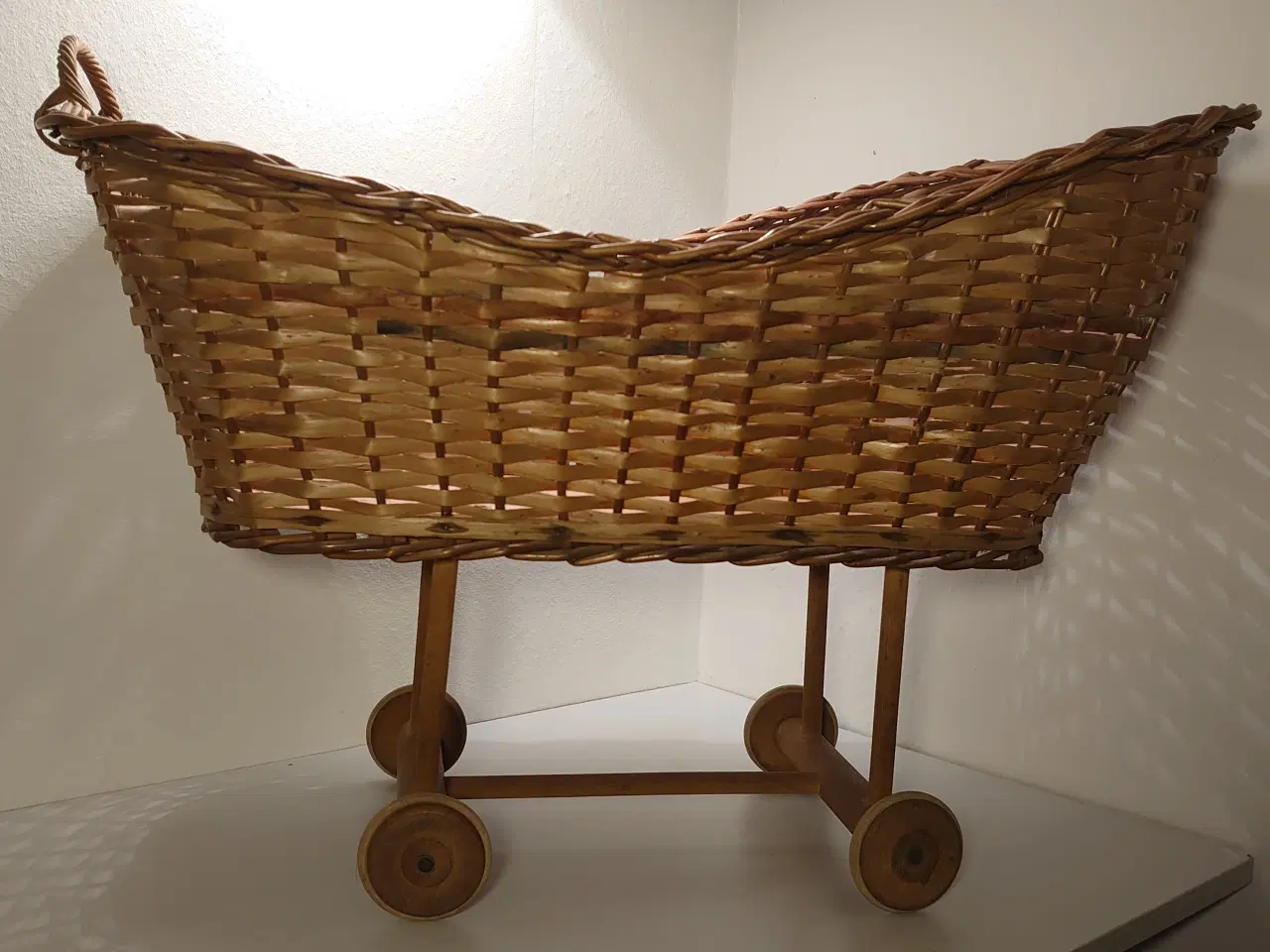 Billede 1 - Stor vintage dukkeseng i rattan(flet) på hjul
