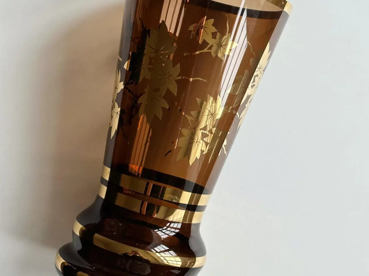 Billede 2 - Stor, røgfarvet glasvase m guld