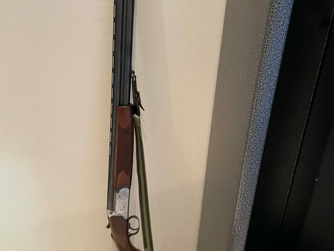 Billede 3 - Våbenskab med indhold