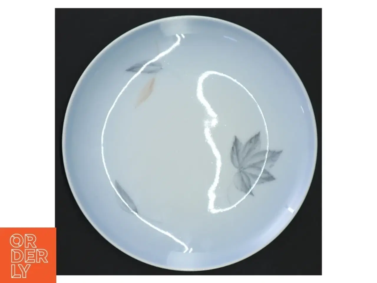 Billede 2 - Lyseblå porcelænstallerken med bladmotiv fra Bing Og Grøndahl Løvfald (str. 18 x 18 cm)