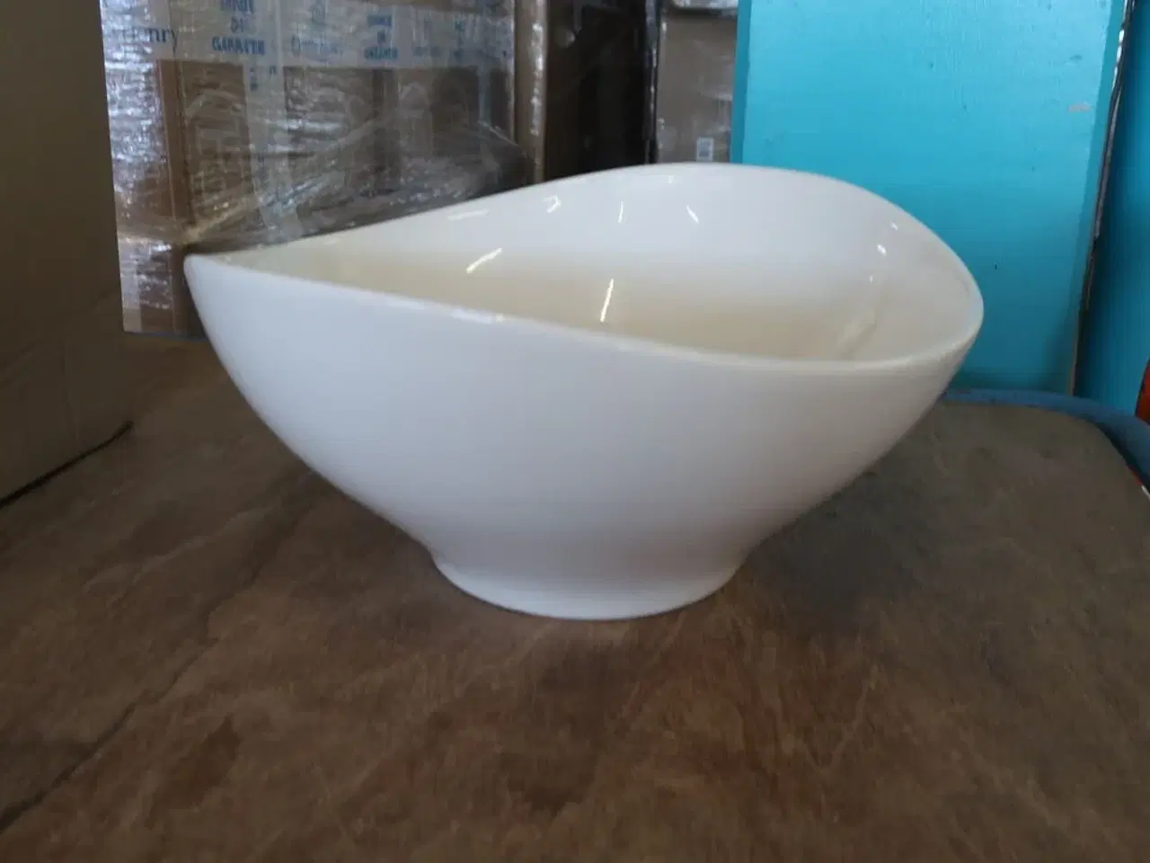 Billede 2 - 3 kasser (4 pr. stk.) Serveringsskål  hvid porcelæn KEN STORKØKKEN