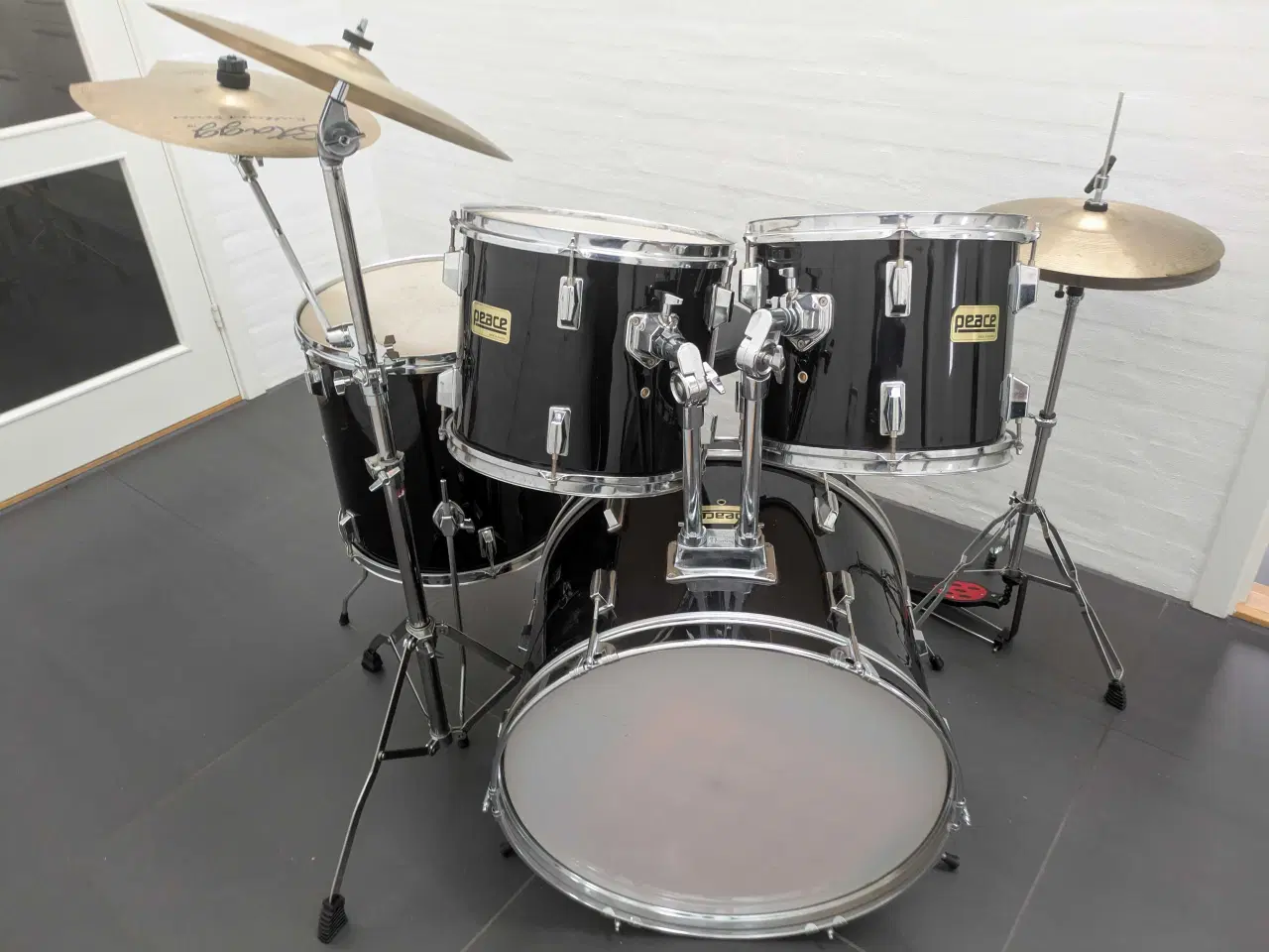 Billede 2 - Meget velholdt trommesæt med 2 bækkener
