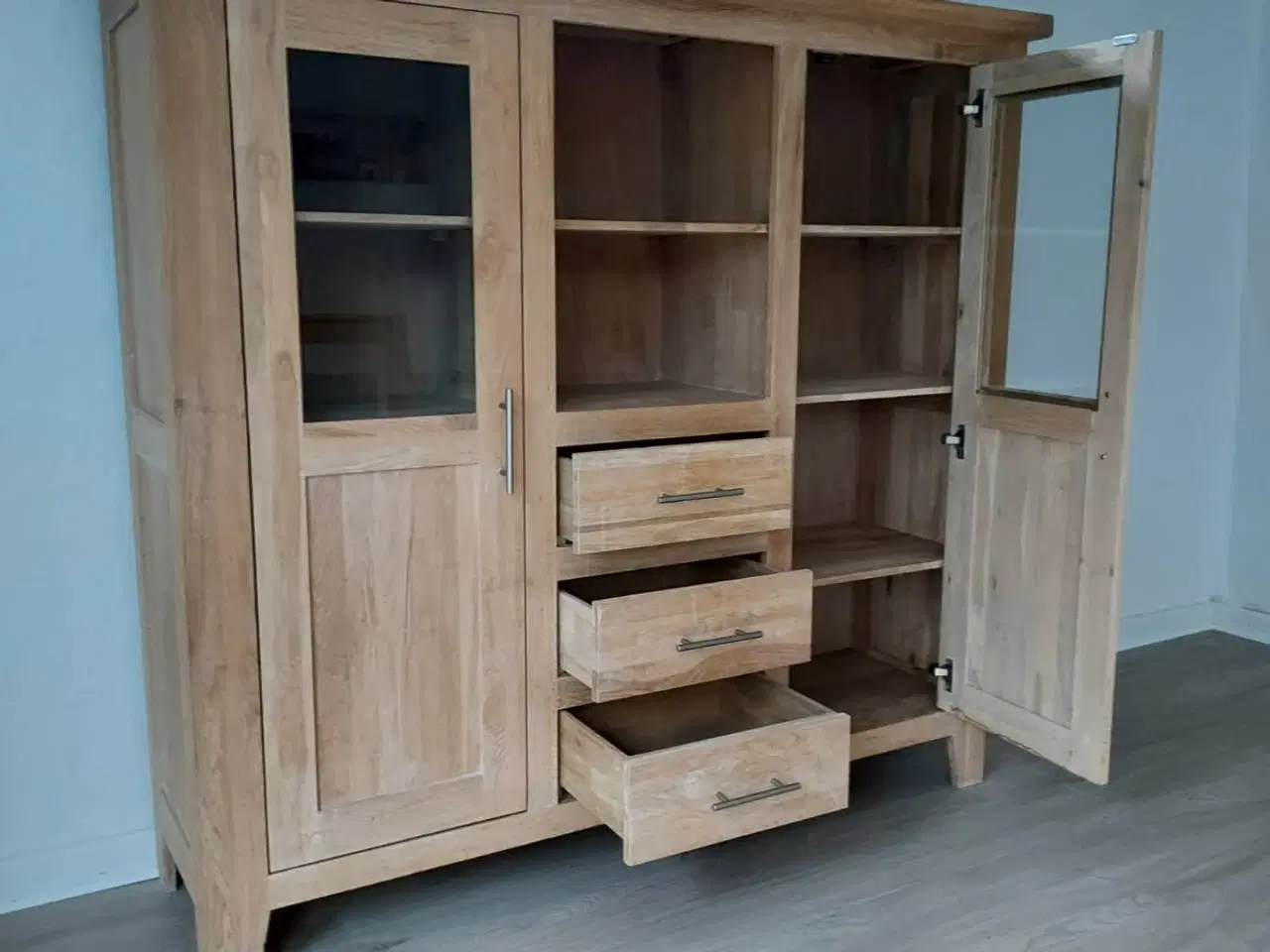 Billede 1 - Skænk i massiv egetræ 