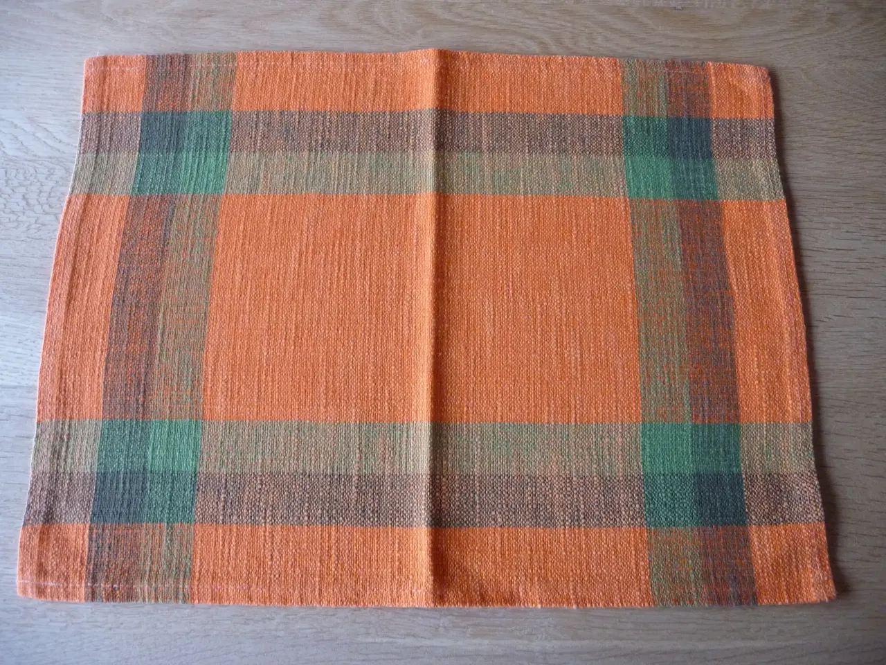 Billede 2 - DÆKKESERVIETTER - RETRO - 2 stk. samlet