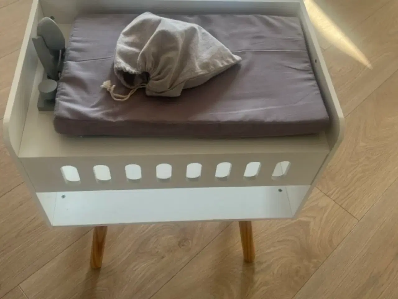 Billede 3 - By Astrup dukke puslebord 