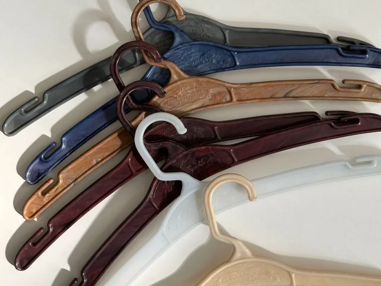 Billede 1 - Retro plastikbøjler, ass. farver, 7 stk samlet