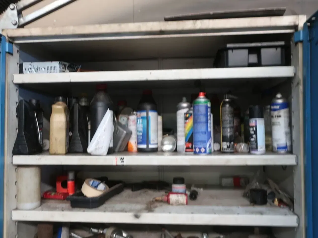Billede 3 - Stålskab med div. Værktøj og plejemidler