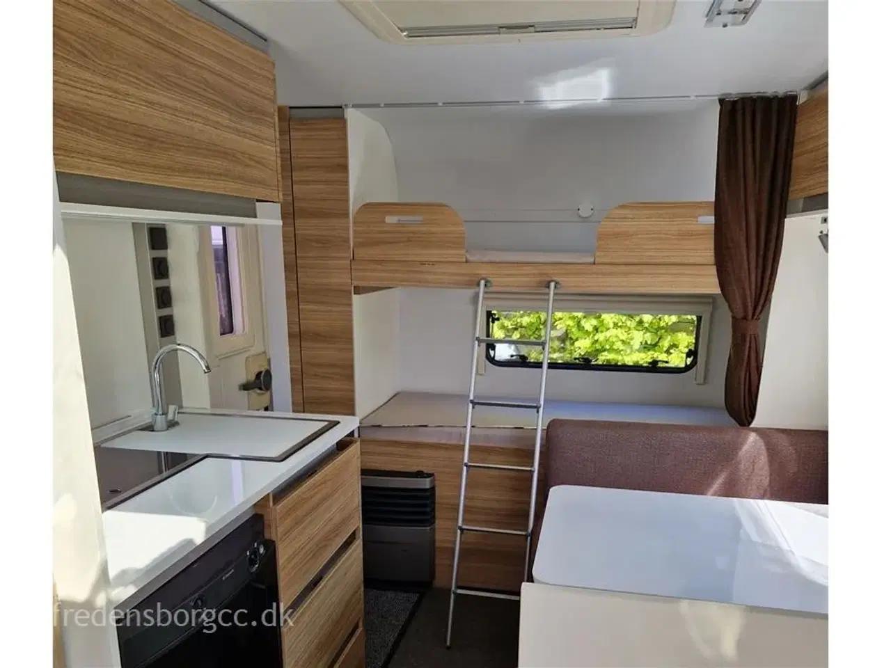 Billede 2 - 2017 - Adria Altea 472 PK   Velholdt vogn med køjer og mover.