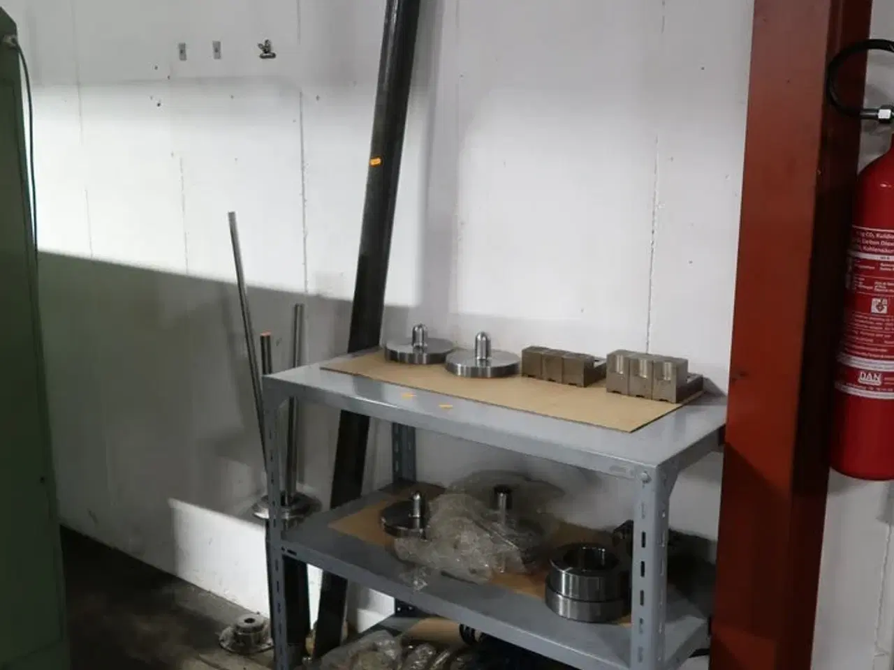 Billede 1 - Reol med indhold