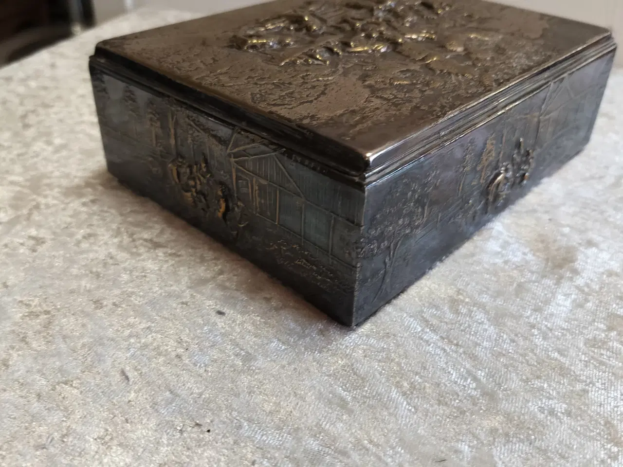Billede 4 - Gammel skrin/smykkeskrin i metal med motiver