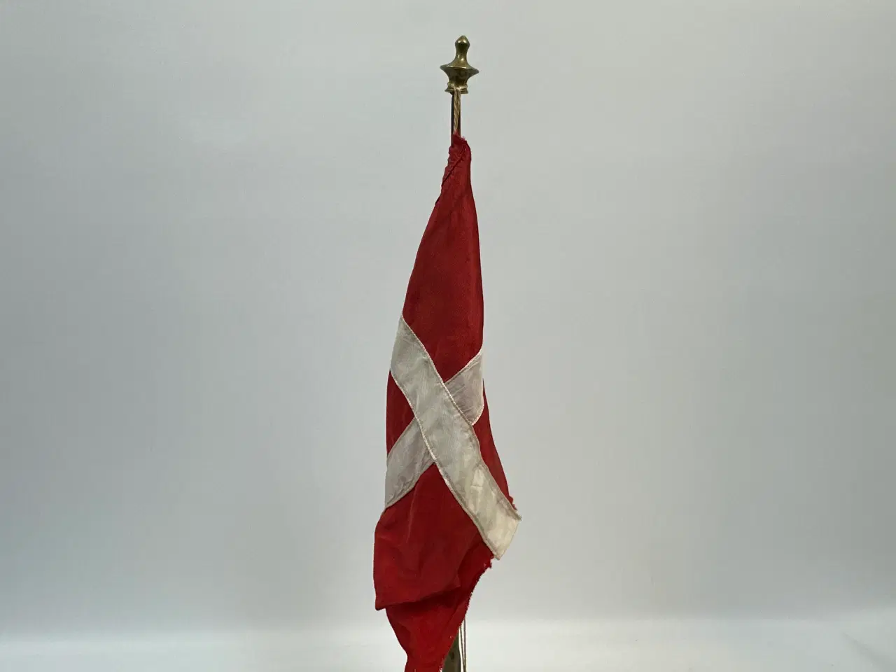 Billede 3 - Ældre messing dannebro / bordflag