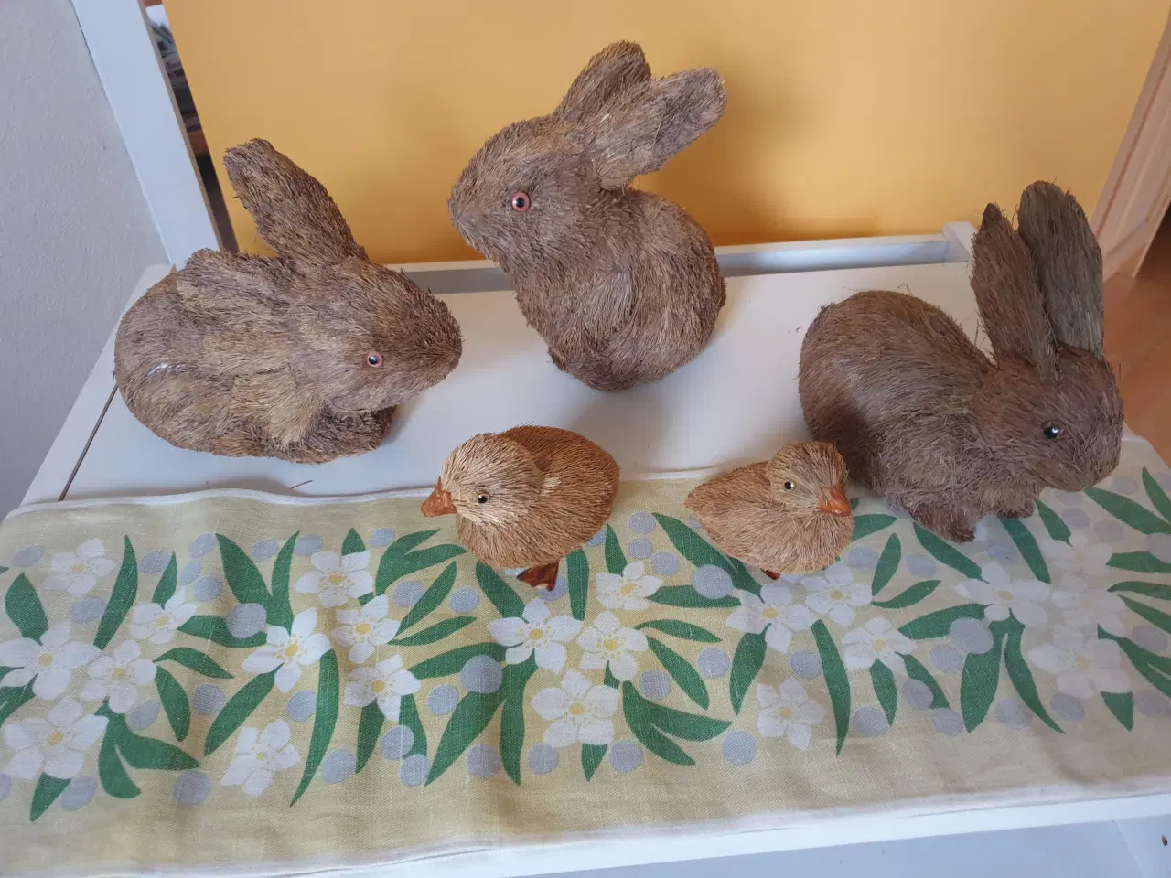 Billede 8 - 3 Påskeharer og 2 ællinger i naturstrå