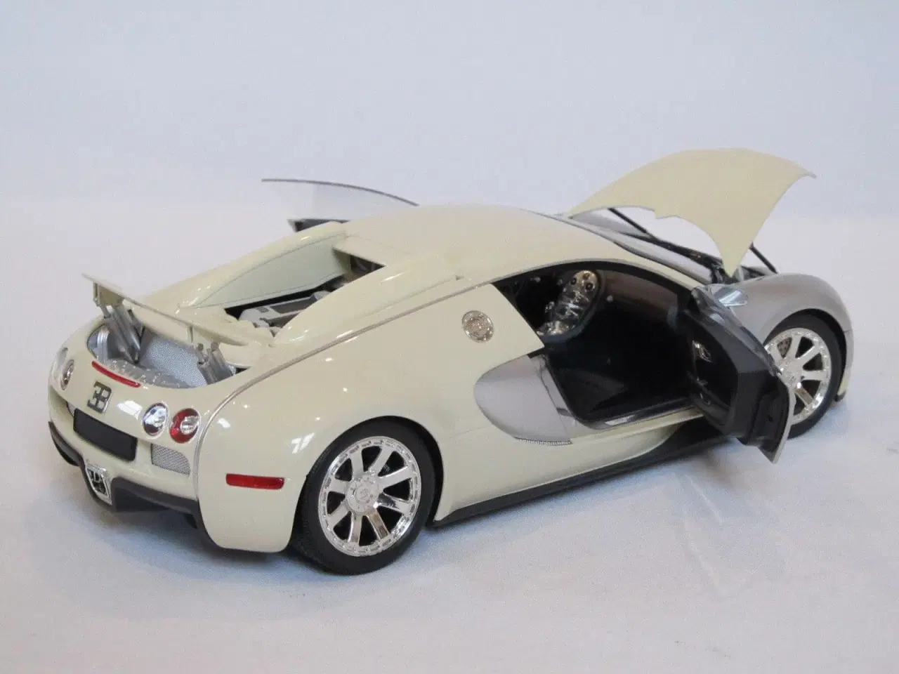 Billede 6 - 2009 Bugatti Veyron 1:18  Edition Centenaire  