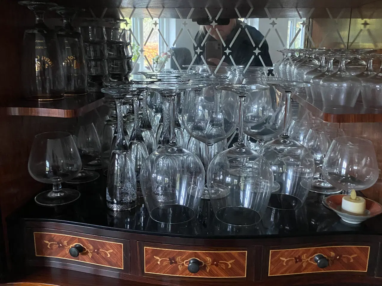 Billede 3 - VELHOLDT INTARSIA SKAB