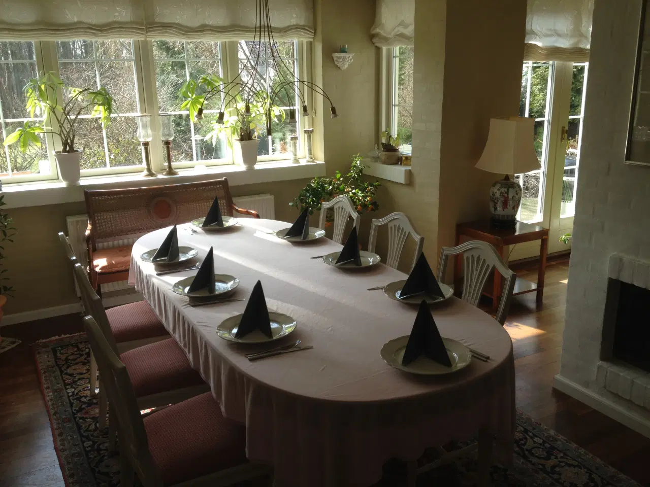 Billede 1 - Svensk hvid spisestue, bord + 6 stole sælges