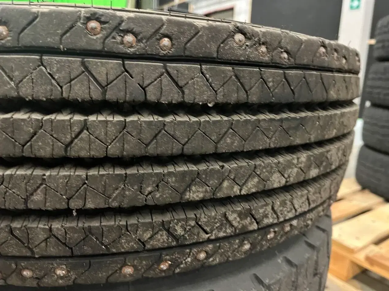 Billede 3 - 4+2 Lastbil dæk og fælg Continental. -  2x pigdæk  215/75R17,5 - 4x215/75R17,5