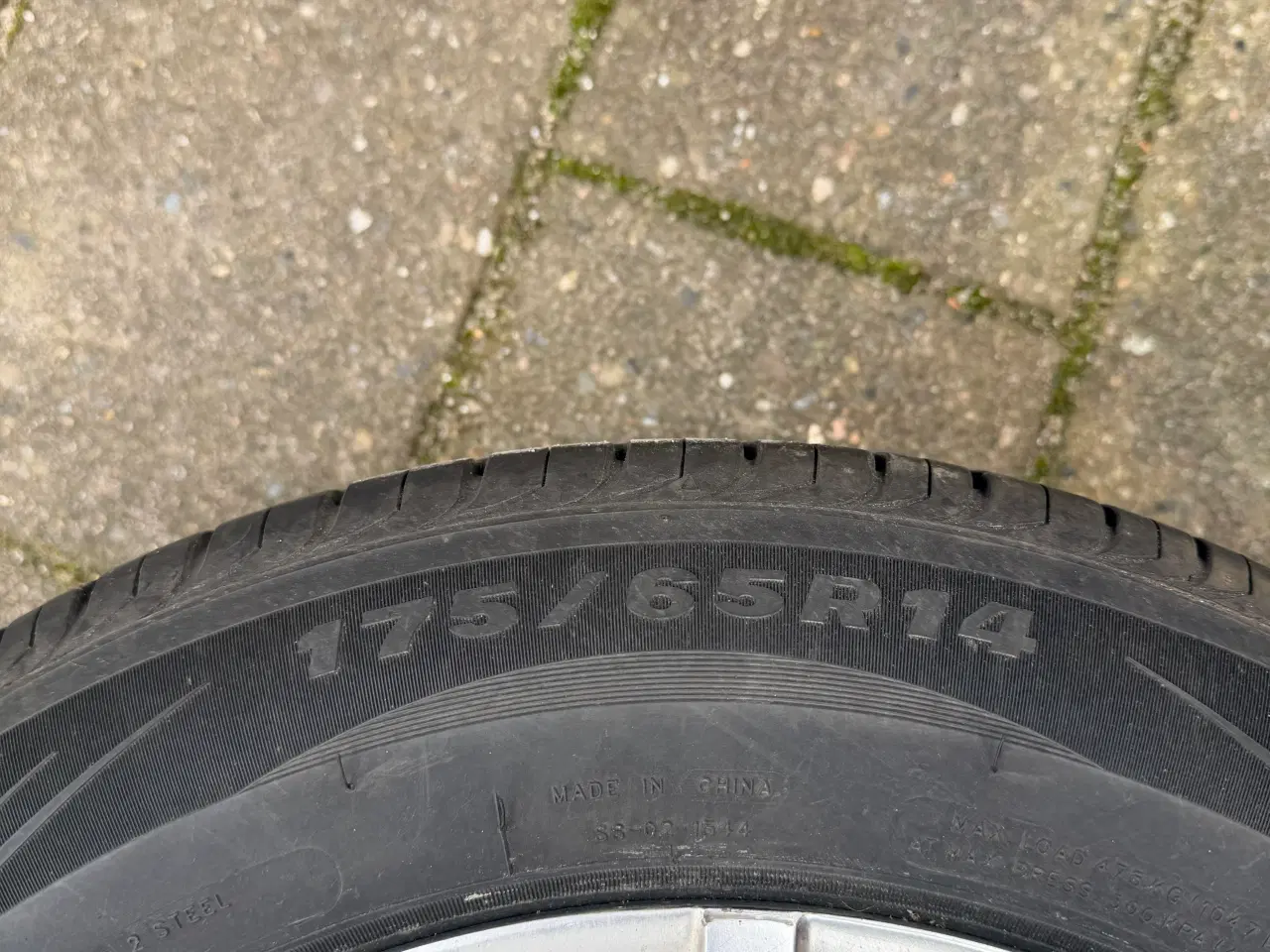 Billede 2 - 4 sommerdæk med alu fælge med fuldt mønster. 