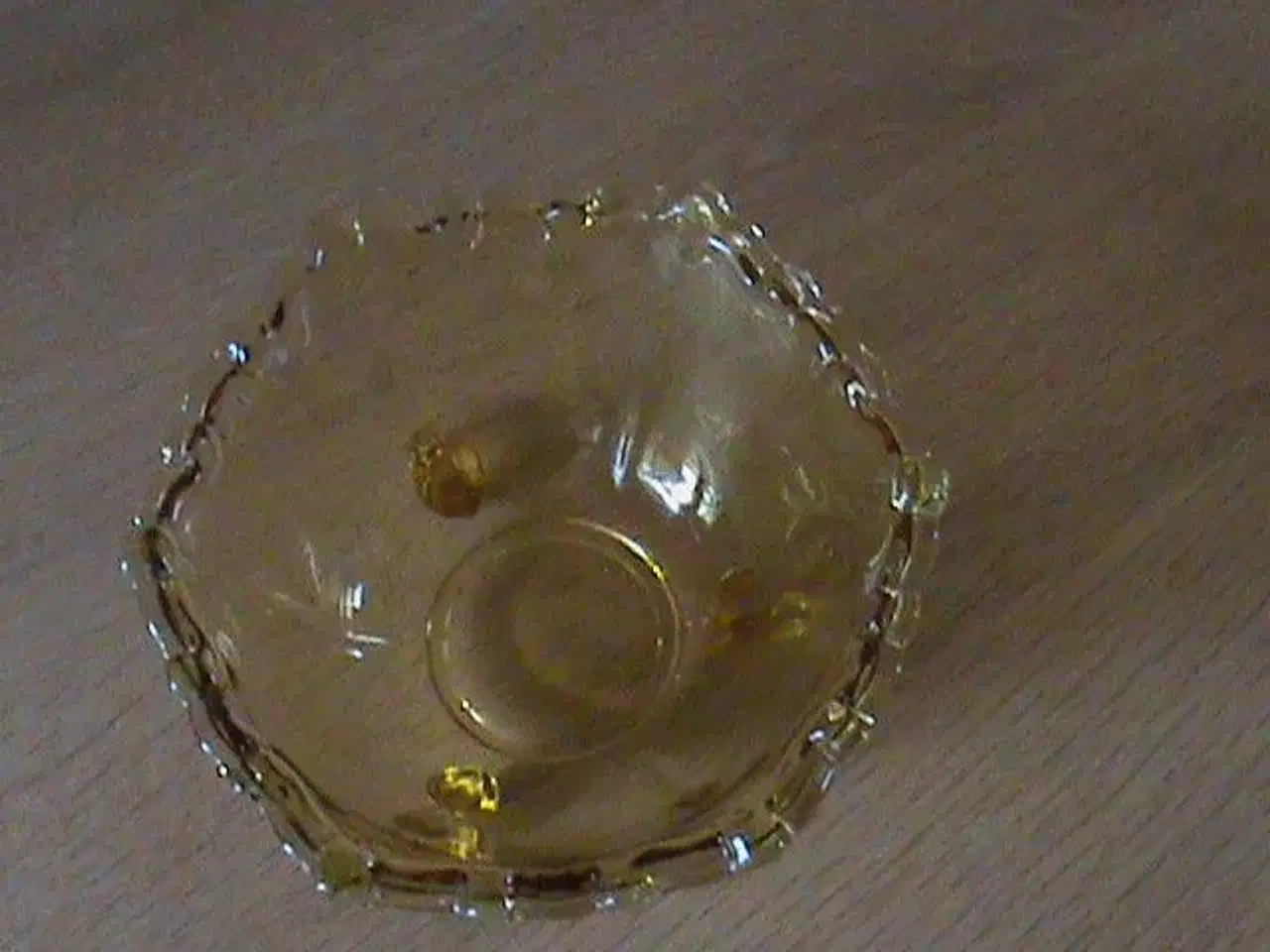 Billede 3 - Glas skål på tre ben med mønster i kant