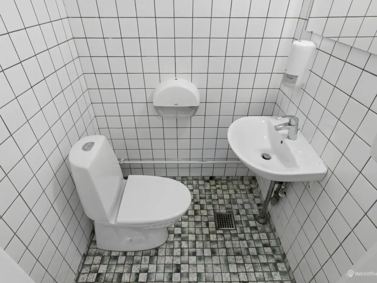 Billede 8 - Kontor med mulighed for leje af lager og befæstede arealer