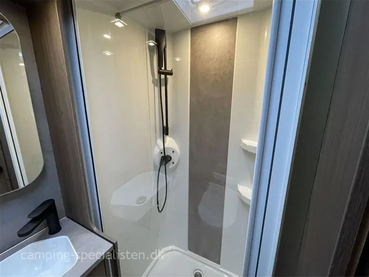 Billede 17 - 2025 - Kabe Imperial I 910 T   Kabe Imperial 910 T med ende badeværelse  model 2025 kan nu ses  hos Camping- Specialisten.dk