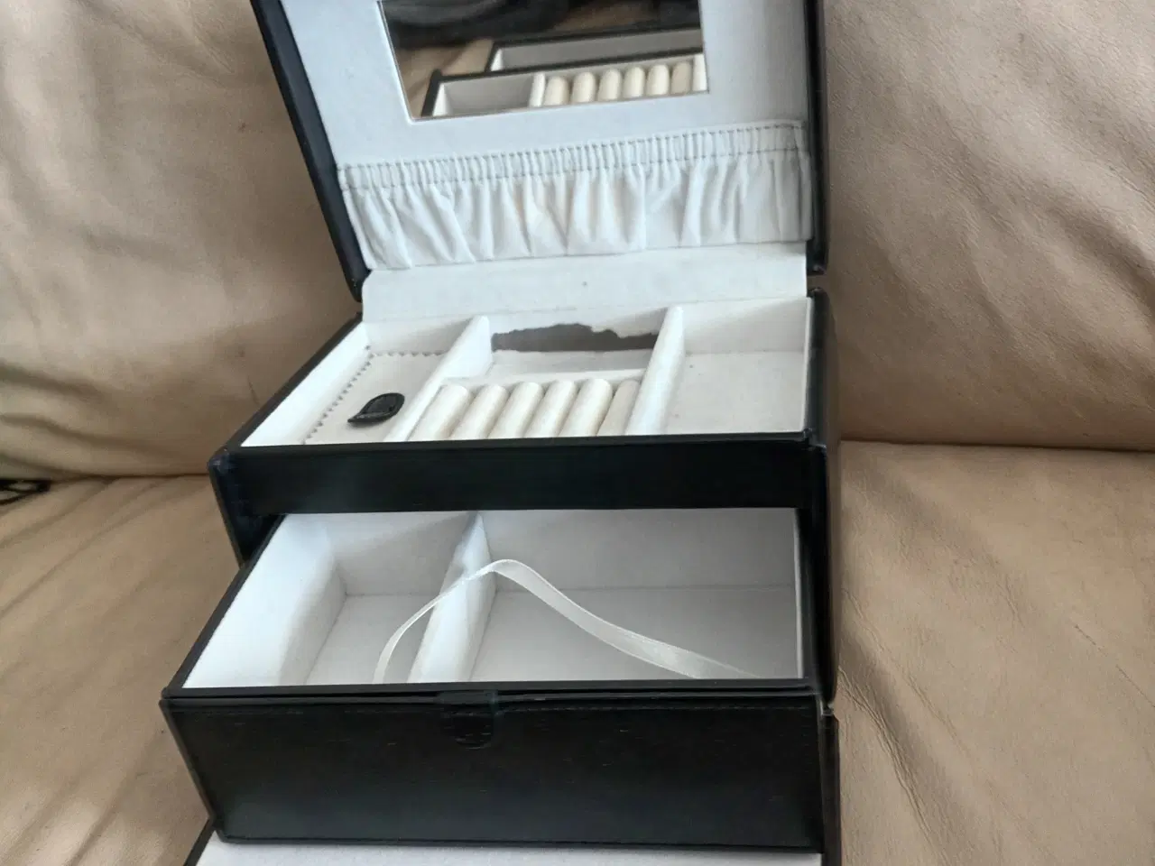 Billede 1 - FLOT SORT SMYKKESKRIN