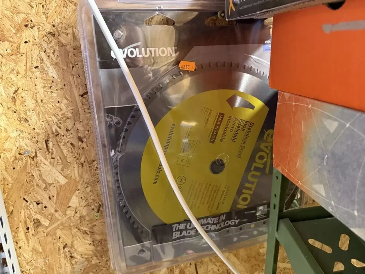 Billede 10 - Stålreol med diverse skruer, søm m.m.