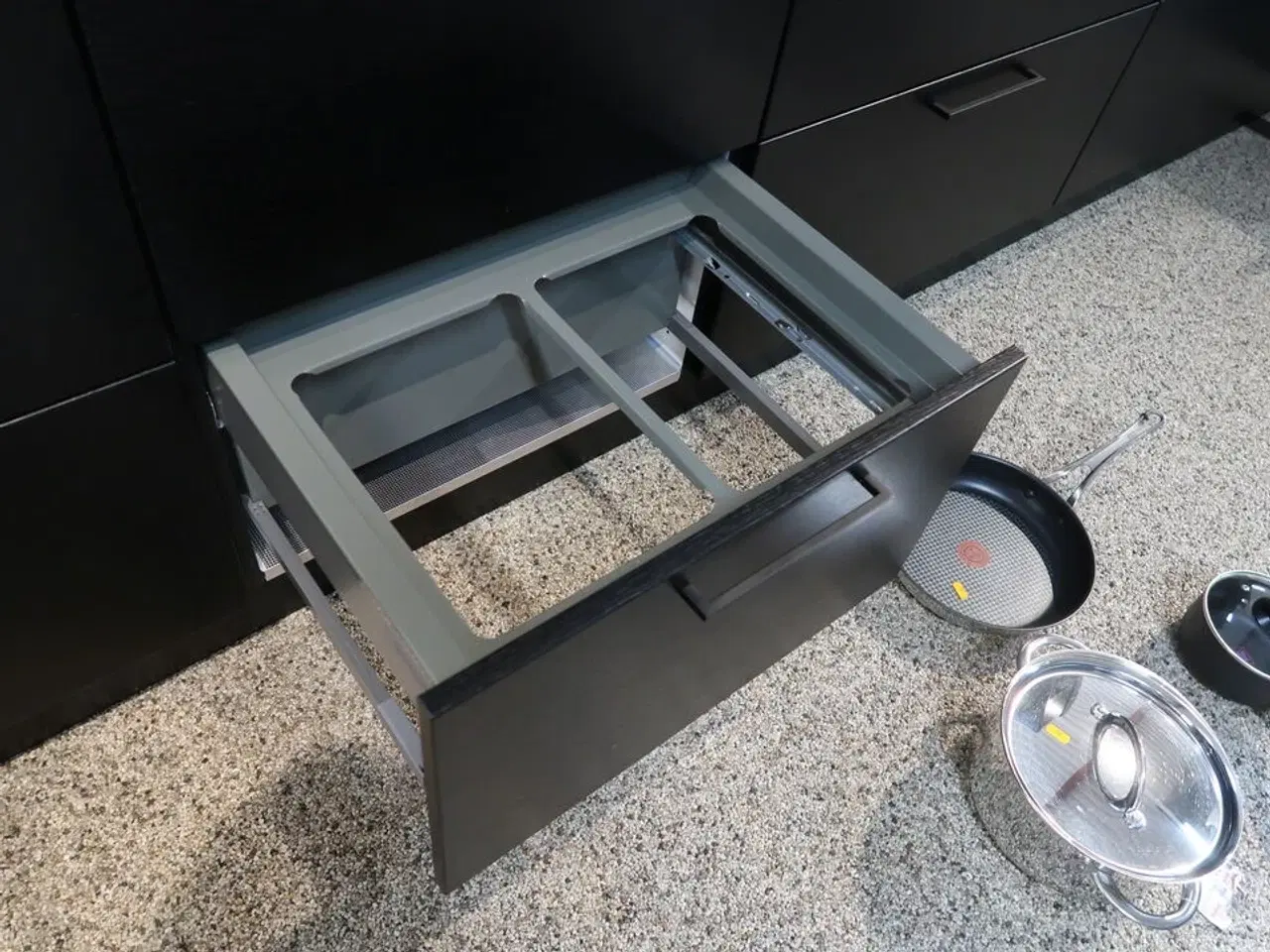 Billede 12 - Køkken NORDANRO uden hårdehvidevarer med stenbordplade DEKTON
