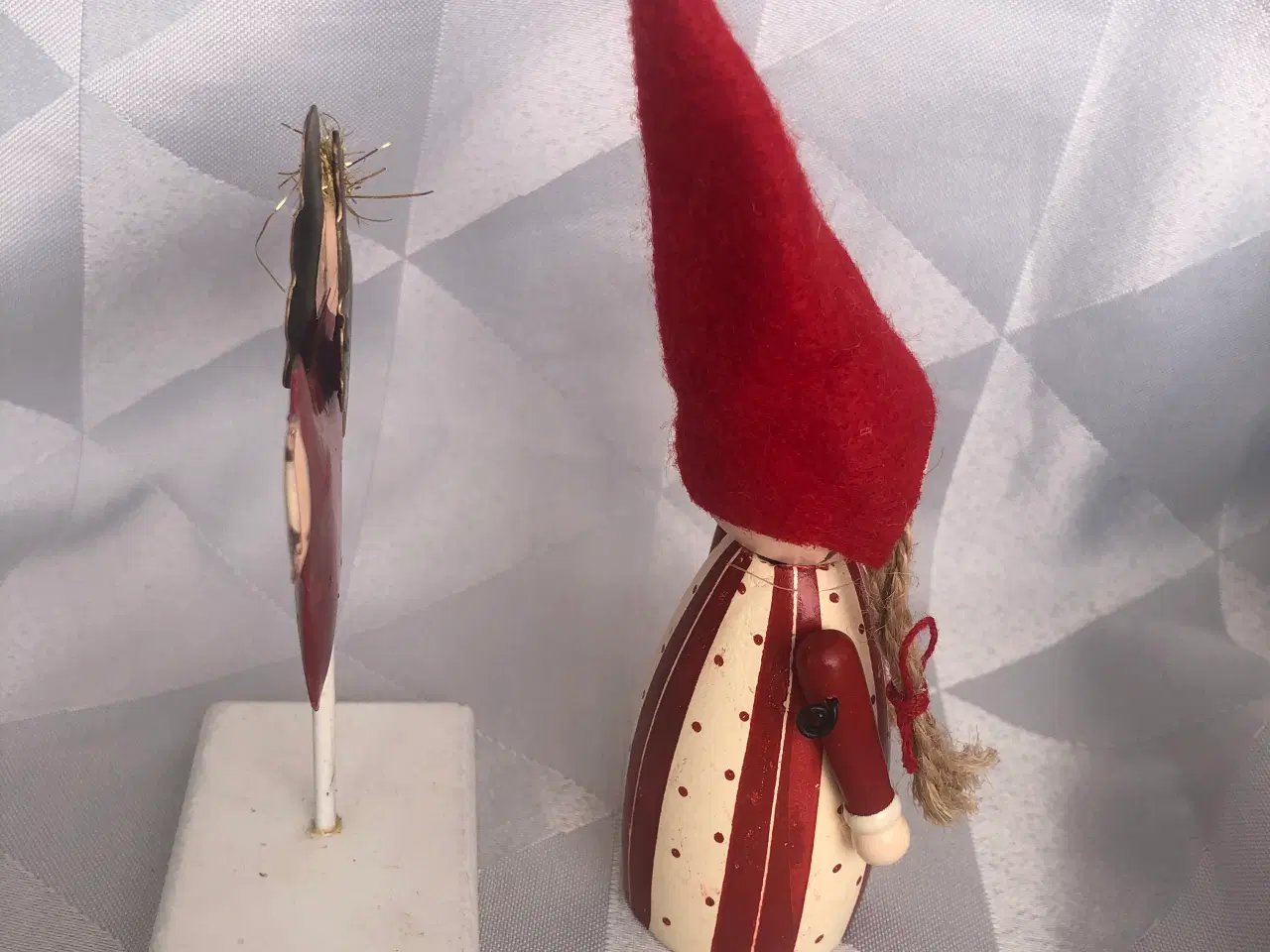 Billede 4 - 2 julefigurer - træ nisse pige & metal engel