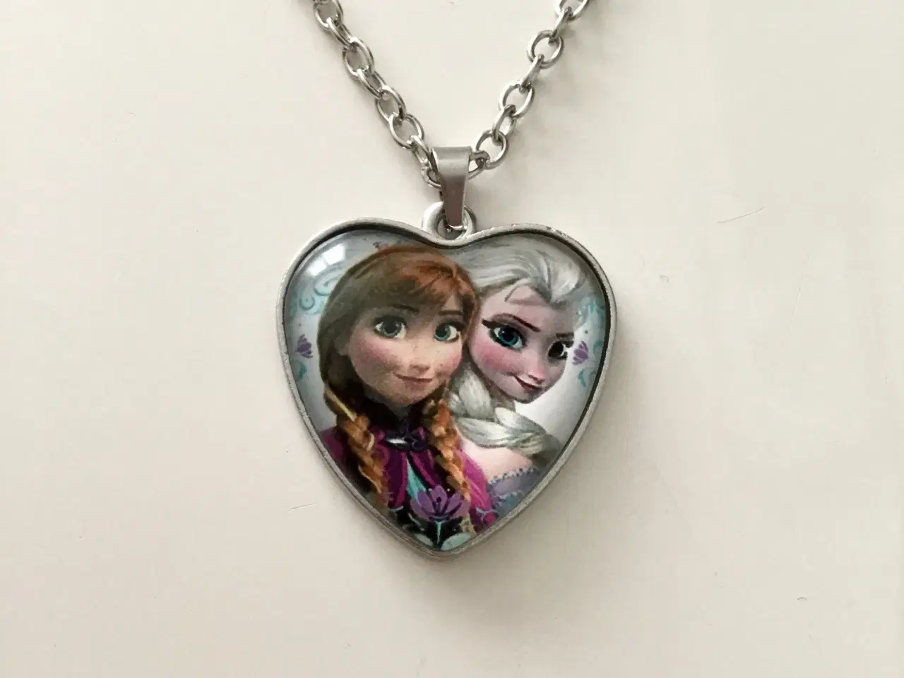 Billede 10 - Frost halskæde med Elsa og Anna hjertehalskæde 