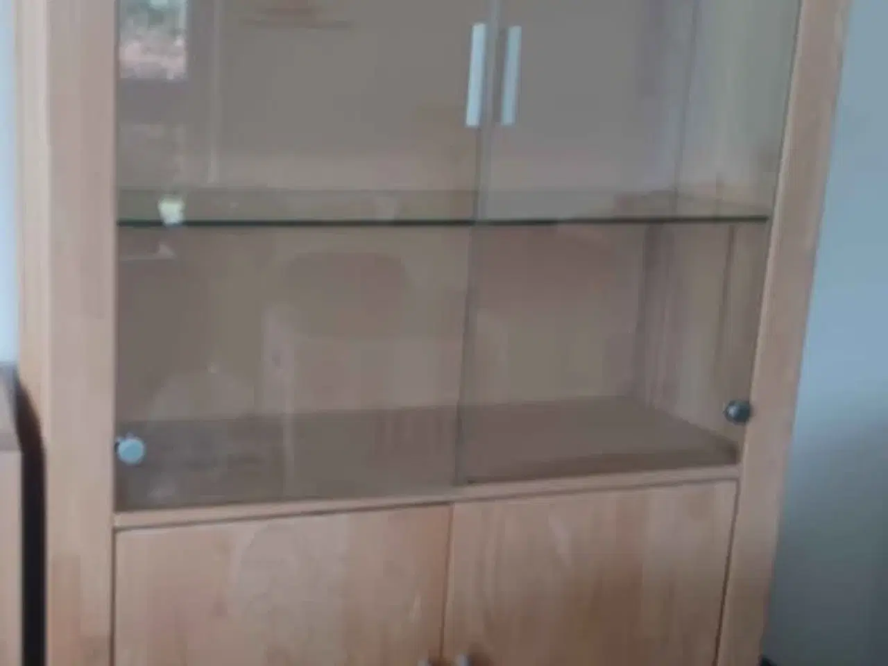 Billede 1 - Skænk. vitrine og spisebord i massiv bøg.