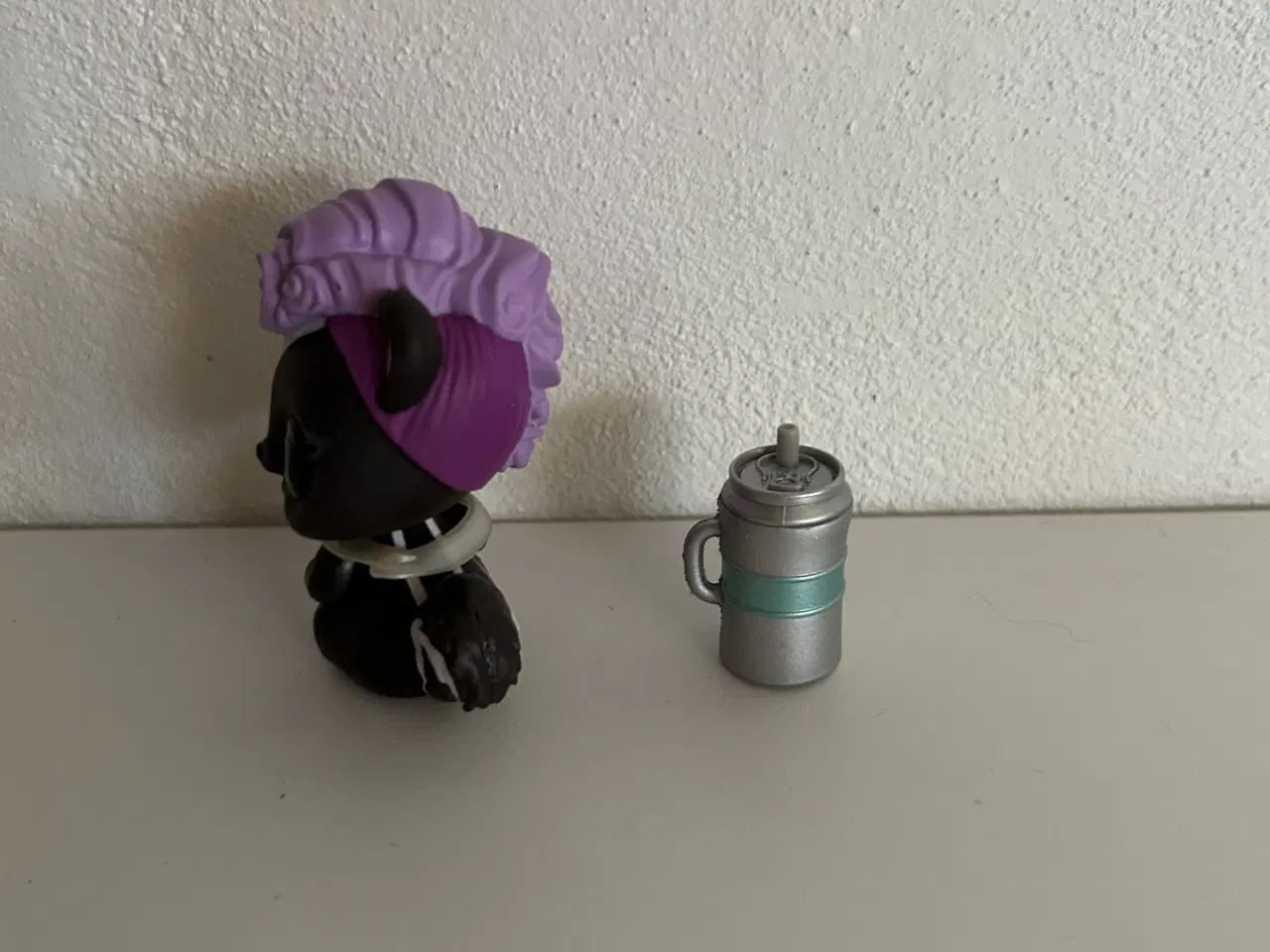 Billede 2 - L.O.L figur med tilbehør