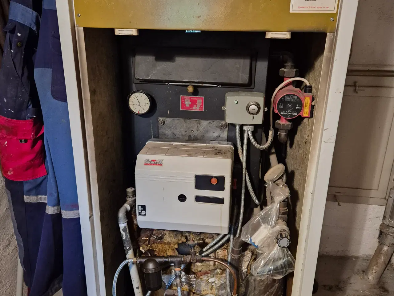 Billede 4 - Olietank og Oliefyr