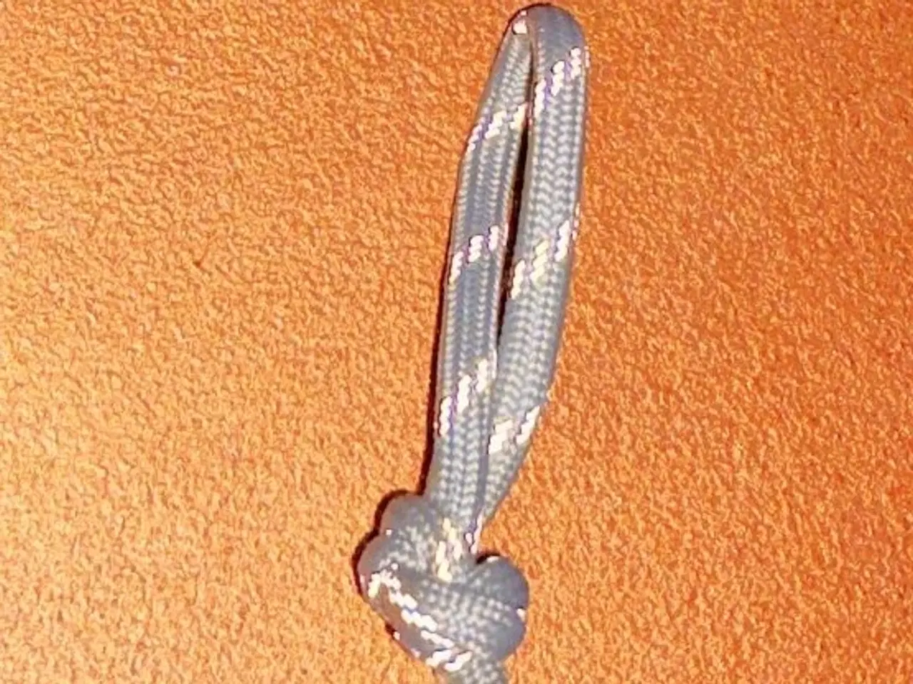 Billede 3 - 4 reflekssnore til at binde på tøj og tilbehør