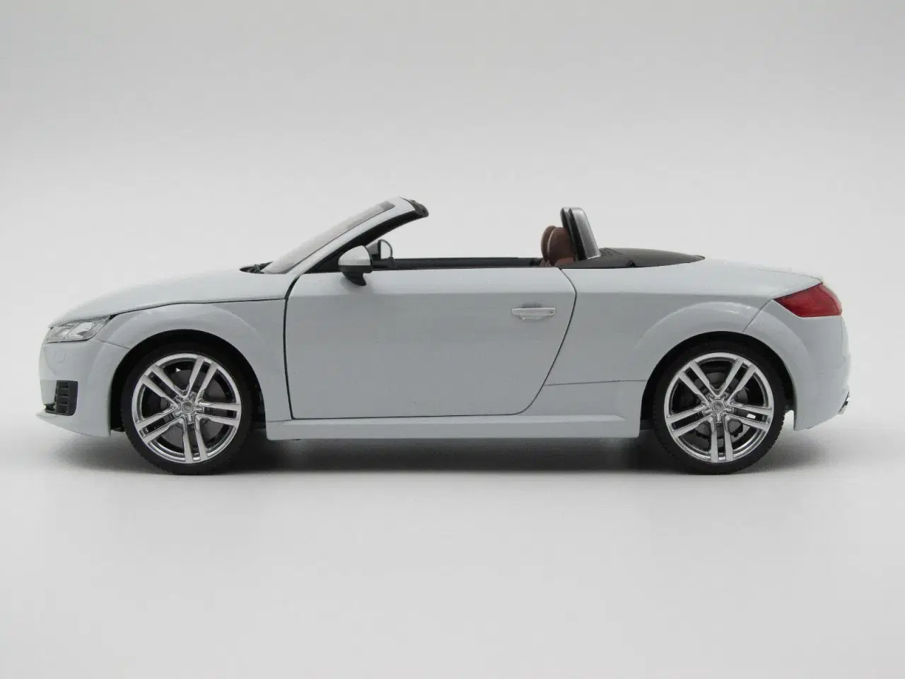 Billede 4 - 2014 Audi TT Roadster 1:18  -  MINICHAMPS 