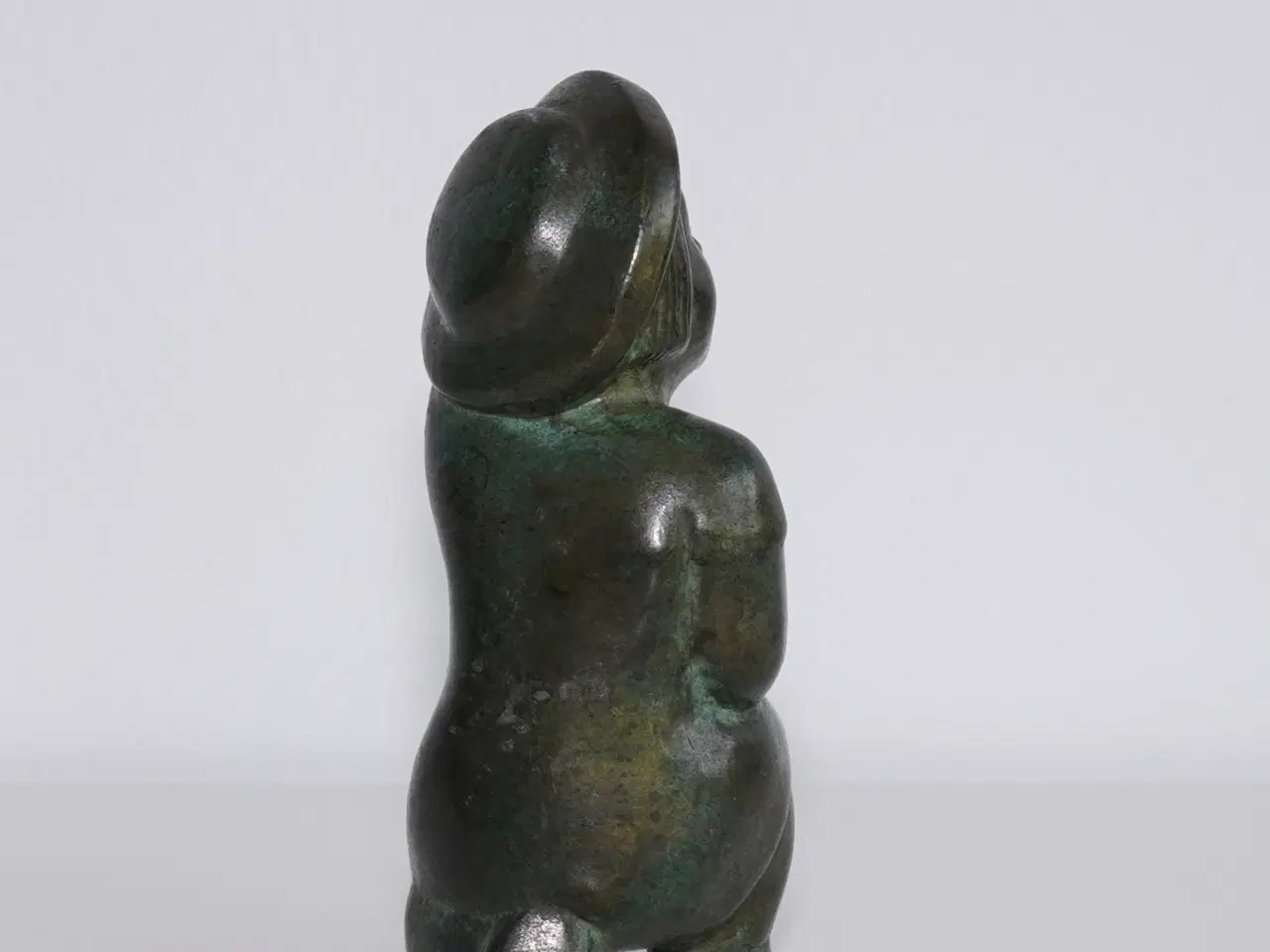 Billede 5 - Ældre pige figur med hat i massiv patineret bronze