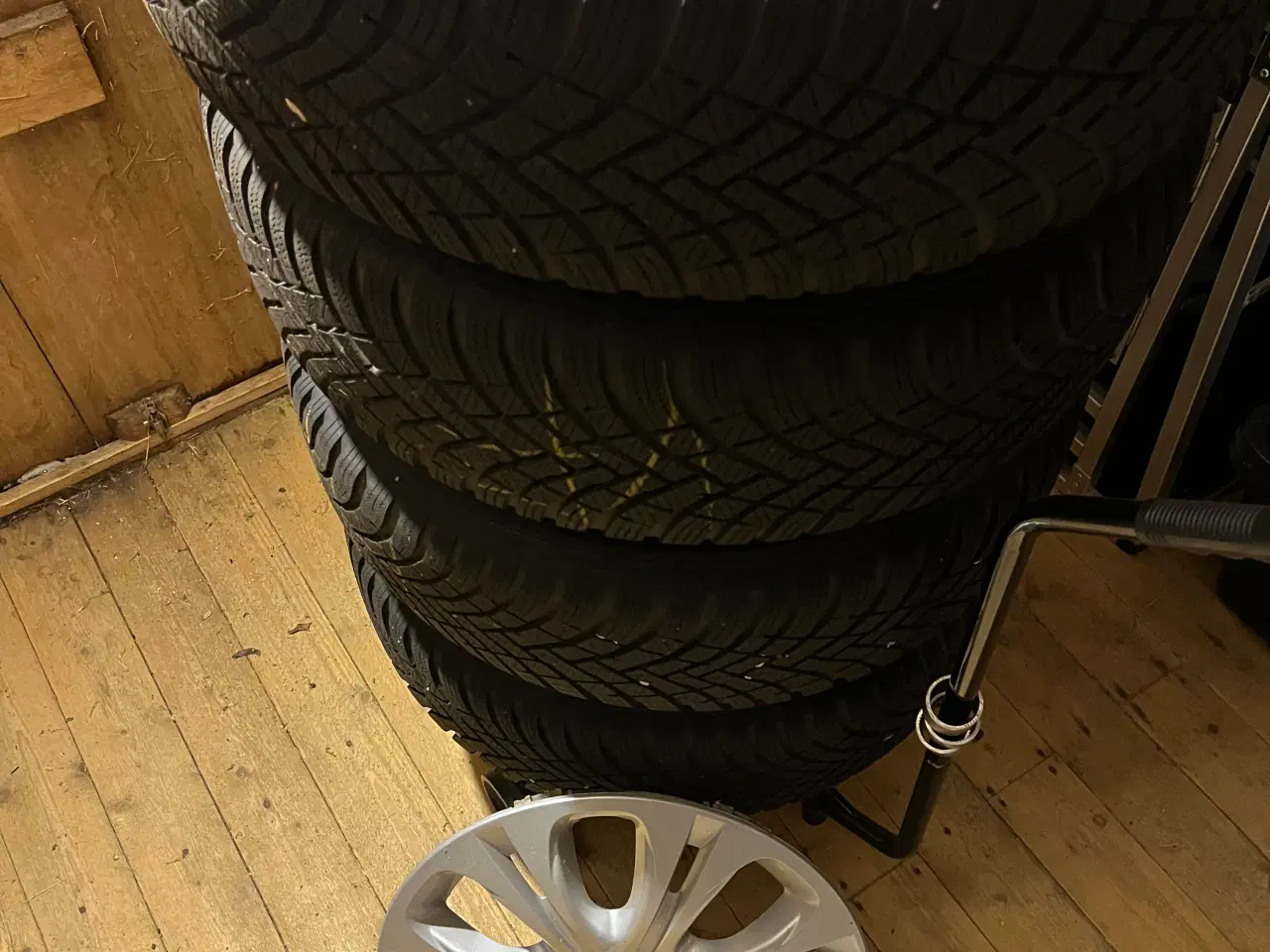 Billede 4 - Vinterdæk på fælge med hjulkapsler