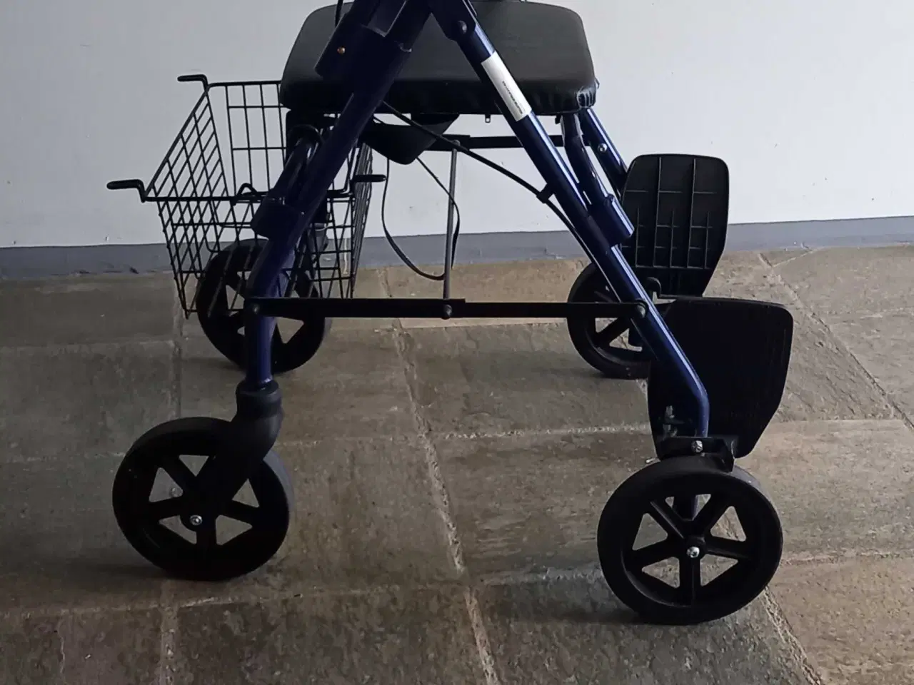 Billede 2 - Rollator med sæde.