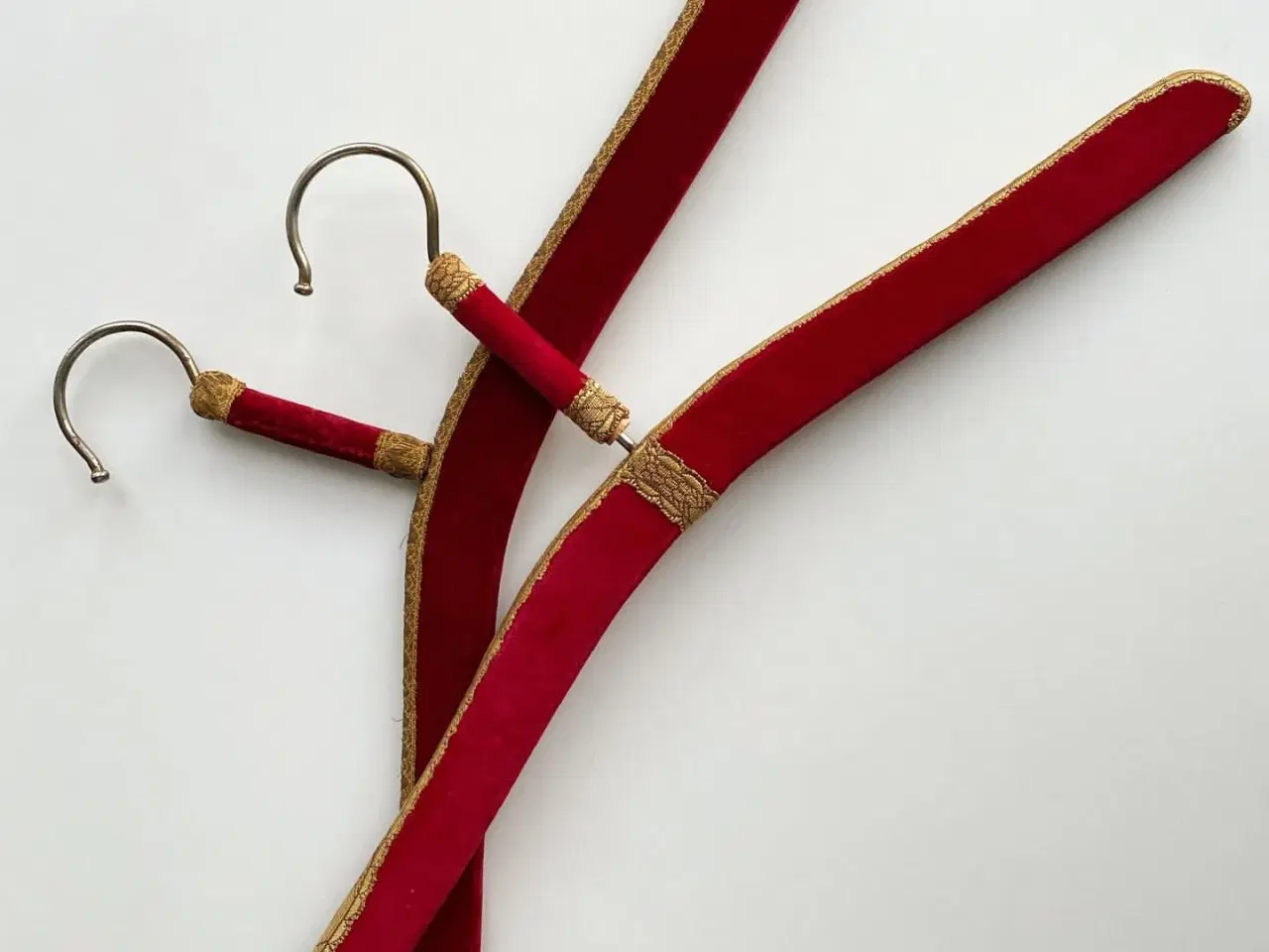 Billede 1 - Røde velourbøjler m bånd, 2 stk samlet